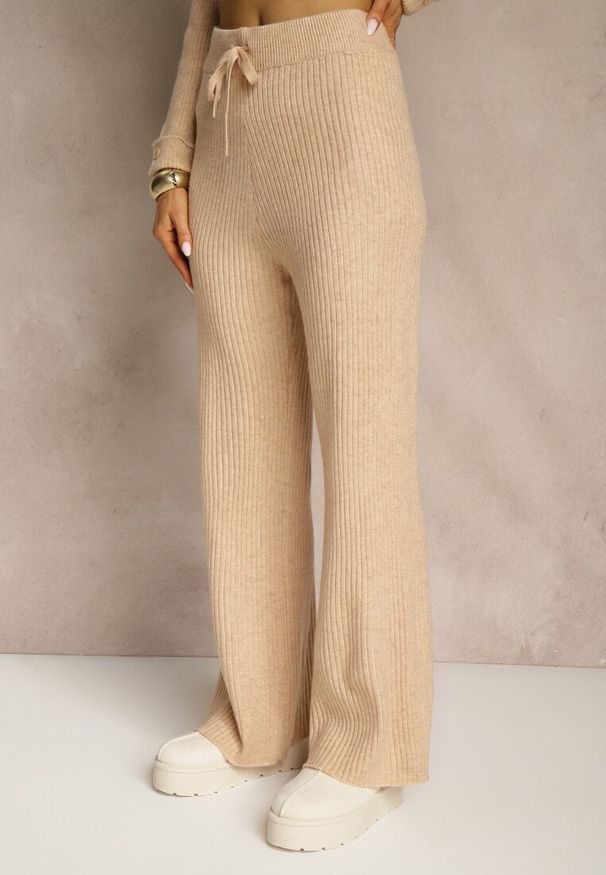 Renee - Beżowy Komplet z Wełną i Bawełną Sweter z Guzikami i Szerokie Spodnie Reinelia. Kolor: beżowy. Materiał: bawełna, wełna