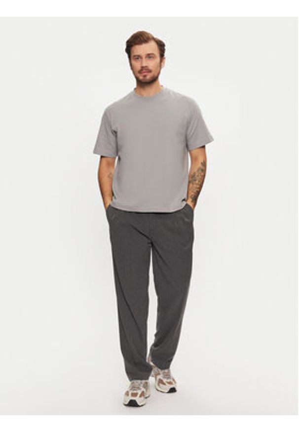 Jack & Jones - Jack&Jones Spodnie materiałowe Karl 12267059 Szary Loose Fit. Kolor: szary. Materiał: syntetyk