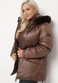 Born2be - Brązowa Kurtka Lekko Pikowana z Odpinanym Kapturem i Futerkiem Fioritta. Kolekcja: plus size. Kolor: brązowy. Materiał: futro. Sezon: zima #4