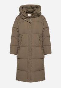 Born2be - Ciemnobeżowa Pikowana Kurtka Zimowa z Kapturem i Bocznymi Suwakami Falossea. Okazja: na co dzień. Typ kołnierza: kaptur. Kolekcja: plus size. Kolor: beżowy. Materiał: jeans, poliester, dzianina. Sezon: zima. Styl: klasyczny, casual
