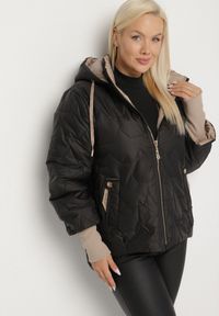 Born2be - Czarna Pikowana Kurtka z Kapturem i Przedłużonym Tyłem Tulunia. Okazja: na spacer. Typ kołnierza: kaptur. Kolekcja: plus size. Kolor: czarny. Materiał: jeans. Wzór: aplikacja. Styl: elegancki #1