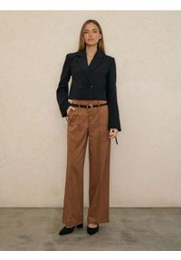 Sinsay - Eleganckie spodnie wide leg z paskiem - brązowy. Kolor: brązowy. Styl: elegancki #1