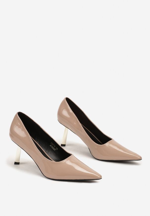 Renee - Beżowe Eleganckie Czółenka Lakierowane na Szpilce z Metalicznym Wykończeniem Rivathra. Okazja: na spotkanie biznesowe. Nosek buta: szpiczasty. Kolor: beżowy. Materiał: lakier. Obcas: na szpilce. Styl: elegancki. Wysokość obcasa: średni