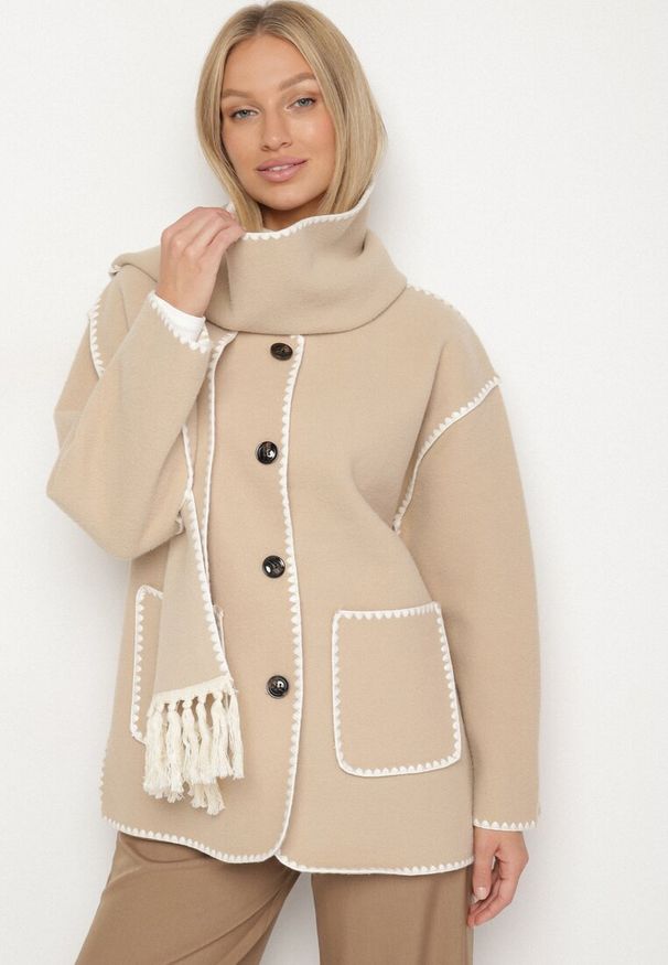 Born2be - Beżowa Pudełkowa Kurtka z Ozdobnymi Przeszyciami i Szalikiem Salenalia. Okazja: na co dzień. Kolor: beżowy. Materiał: jeans. Styl: casual, elegancki