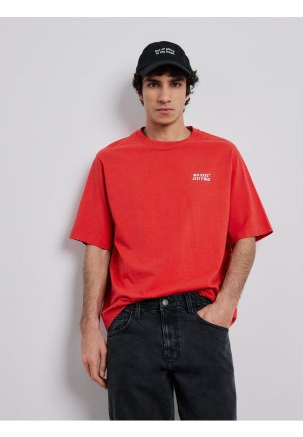 Reserved - T-shirt relaxed z nadrukiem - intenstywna czerwień. Kolor: czerwony. Materiał: dzianina, bawełna. Wzór: nadruk