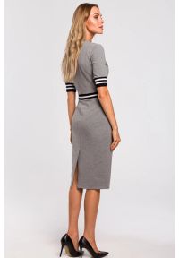 Sukienki.shop - Sukienka dzianinowa dopasowana bawełniana z lampasami szara. Okazja: na co dzień, do pracy. Kolor: szary. Materiał: dzianina, bawełna. Typ sukienki: ołówkowe, sportowe. Styl: casual, elegancki, sportowy #2