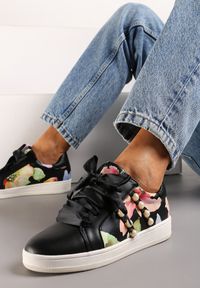 Born2be - Czarne Sneakersy Burble. Wysokość cholewki: przed kostkę. Nosek buta: okrągły. Kolor: czarny. Materiał: skóra, satyna. Szerokość cholewki: normalna. Wzór: aplikacja, kwiaty. Obcas: na platformie