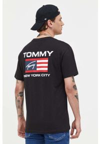 Tommy Jeans t-shirt bawełniany kolor czarny wzorzysty. Kolor: czarny. Materiał: bawełna. Długość rękawa: krótki rękaw. Długość: krótkie. Styl: klasyczny #5