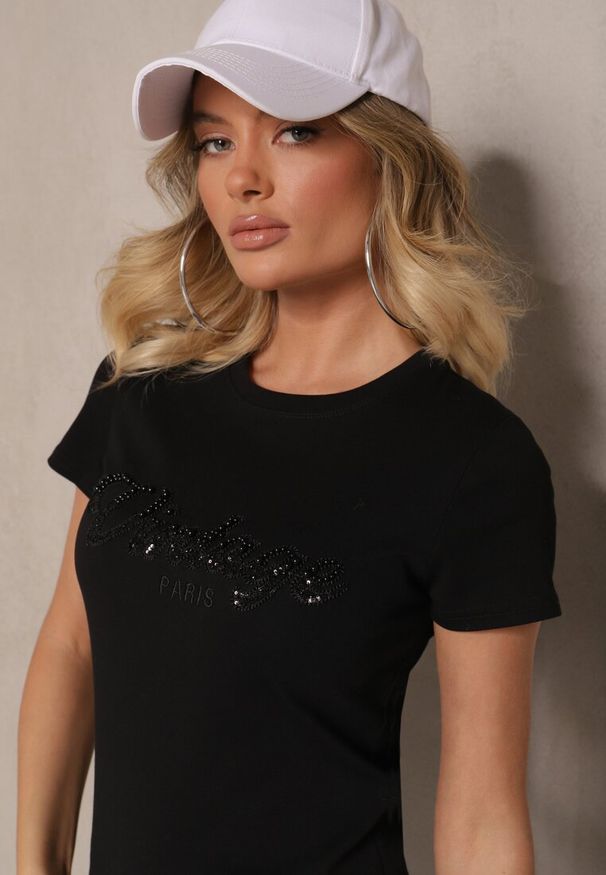 Renee - Czarny T-shirt z Bawełny Ozdobiony Metalicznym Napisem Galvivia. Okazja: na co dzień. Kolor: czarny. Materiał: bawełna. Wzór: napisy, aplikacja. Styl: klasyczny, casual, elegancki
