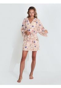 Sinsay - Wiskozowy szlafrok z kwiatowym wzorem i paskiem - różowy. Kolor: różowy. Materiał: wiskoza. Wzór: kwiaty #1