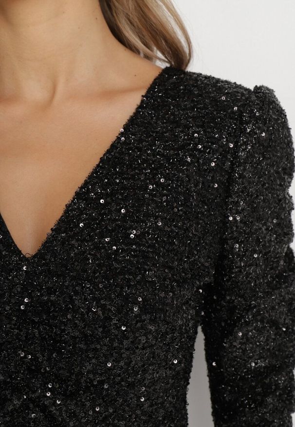 Born2be - Czarna Cekinowa Sukienka Mini z Drapowaniem i Dekoltem w Serek Naviny. Okazja: na imprezę. Typ kołnierza: dekolt w serek. Kolor: czarny. Wzór: aplikacja. Styl: elegancki. Długość: mini