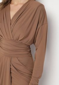 Born2be - Brązowa Sukienka Kopertowa z Wiskozą Zdobiona Marszczeniem Edivana. Kolor: brązowy. Materiał: wiskoza. Wzór: aplikacja. Typ sukienki: kopertowe. Styl: elegancki, klasyczny #3