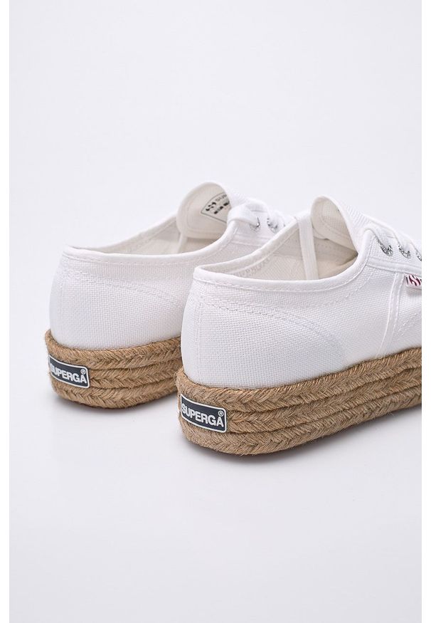Superga - Tenisówki. Nosek buta: okrągły. Zapięcie: sznurówki. Kolor: biały. Obcas: na platformie