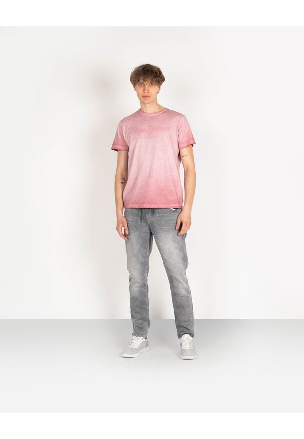 Pepe Jeans T-shirt "West Sir" | PM504032 | West Sir | Mężczyzna | Różowy. Okazja: na co dzień. Kolor: różowy. Materiał: bawełna. Wzór: nadruk, aplikacja. Styl: casual