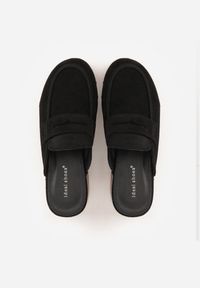 Renee - Czarne Klapki Drewniaki o Fasonie Loafersów z Ozdobnymi Nitami Sargita. Okazja: na co dzień. Kolor: czarny. Materiał: skóra. Wzór: haft. Styl: casual, elegancki #5