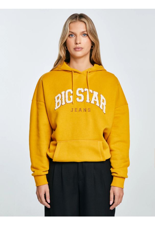 Big-Star - Bluza damska z kapturem z logo BIG STAR żółta Rubialsa 203. Okazja: na uczelnię, na spacer. Typ kołnierza: kaptur. Kolor: złoty. Materiał: dzianina, jeans. Wzór: aplikacja. Styl: klasyczny, elegancki
