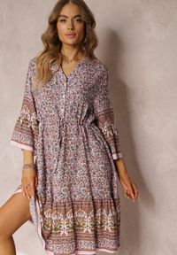 Renee - Ciemnoróżowa Wiskozowa Sukienka w Kwiaty z Rękawem 3/4 i Falbanką Sulamita. Kolor: różowy. Materiał: wiskoza. Wzór: kwiaty. Długość: maxi #4