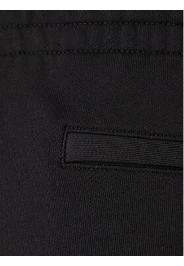 Calvin Klein Jeans Szorty sportowe Badge LV04RF282G Czarny Regular Fit. Kolor: czarny. Materiał: bawełna. Styl: sportowy