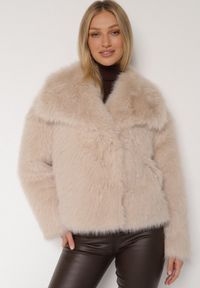 Born2be - Beżowa Pudełkowa Kurtka Futerko o Jednorzędowym Kroju Tildora. Okazja: na co dzień. Kolor: beżowy. Materiał: futro. Styl: casual, elegancki
