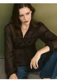 Reserved - Szyfonowa bluzka z kołnierzykiem - ciemnobrązowy. Kolor: brązowy. Materiał: szyfon. Wzór: gładki #1