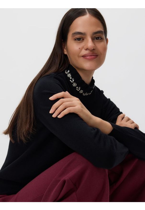 Reserved - Sweter z ozdobną aplikacją - czarny. Kolor: czarny. Materiał: dzianina, wiskoza. Wzór: aplikacja