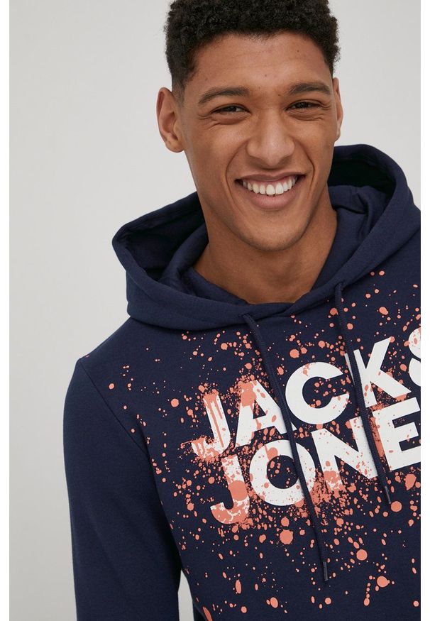 Jack & Jones bluza męska kolor granatowy z kapturem wzorzysta. Okazja: na co dzień. Typ kołnierza: kaptur. Kolor: niebieski. Materiał: dzianina. Wzór: nadruk. Styl: casual