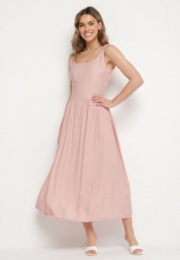 Born2be - Różowa Wiskozowa Sukienka o Rozkloszowanym Kroju Milareina. Okazja: na co dzień. Kolor: różowy. Materiał: wiskoza. Długość rękawa: długi rękaw. Wzór: aplikacja. Typ sukienki: rozkloszowane. Styl: casual, elegancki