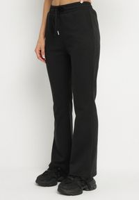Born2be - Czarne Spodnie Dresowe o Kroju Dzwonów z Gumką w Talii Efravella. Okazja: na co dzień. Kolor: czarny. Materiał: dresówka. Styl: casual, elegancki