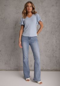 Renee - Jasnoniebieska Bluzka Ozdobiona Rozkloszowanymi Rękawami Sunetha. Okazja: na co dzień. Typ kołnierza: dekolt w kształcie V. Kolor: niebieski. Materiał: jeans. Wzór: aplikacja. Styl: elegancki, casual #8