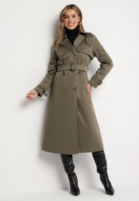 Born2be - Zielony Płaszcz Trencz Dwurzędowy Ozdobiony Paskiemz Klamrą Tinbella. Okazja: na co dzień. Kolor: zielony. Materiał: jeans. Wzór: aplikacja. Styl: casual, elegancki, klasyczny #1