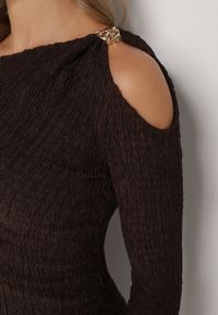 Born2be - Brązowa Dopasowana Sukienka z Metaliczną Ozdobą na Ramieniu Reilara. Kolor: brązowy. Wzór: aplikacja. Styl: elegancki #4