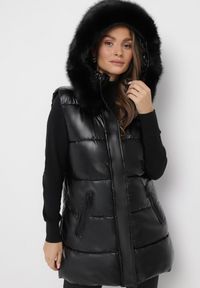 Born2be - Czarna Kamizelka Pikowana z Kapturem i Futerkiem Adamisia. Typ kołnierza: kaptur. Kolor: czarny. Materiał: futro. Wzór: aplikacja #1