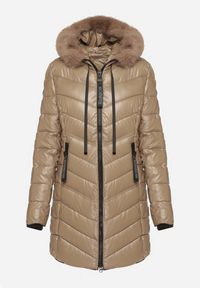 Born2be - Brązowa Pikowana Kurtka o Taliowanym Kroju z Kapturem z Futerkiem Naleanna. Okazja: na co dzień. Typ kołnierza: kaptur. Kolor: brązowy. Materiał: futro. Styl: casual #5