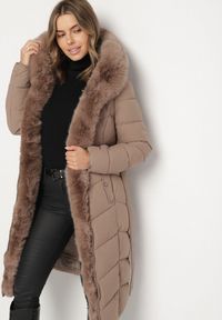 Born2be - Ciemnobeżowa Pikowana Kurtka z Futerkowym Obszyciem i Paskiem Samiria. Okazja: do pracy, na co dzień, na spotkanie biznesowe. Kolor: beżowy. Materiał: dzianina, jeans, futro, poliester. Styl: casual, klasyczny, biznesowy #1