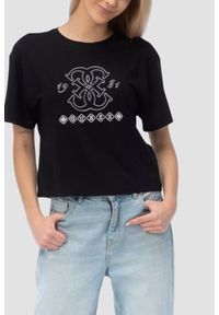 Guess - GUESS Czarny damski t-shirt na krótki rękaw z wyszywanym logo Gabi, Rozmiar L. Okazja: na co dzień. Kolor: czarny. Długość rękawa: krótki rękaw. Długość: krótkie. Styl: elegancki, casual #1