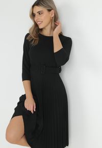 Born2be - Czarna Sukienka Plisowana z Paskiem Gonge. Okazja: na co dzień, na imprezę. Kolor: czarny. Typ sukienki: proste, dopasowane. Styl: klasyczny, elegancki, casual #5