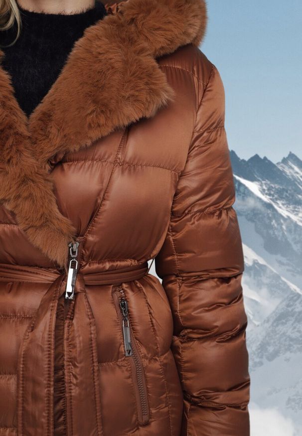 Born2be - Brązowa Pikowana Kurtka za Kolano z Ozdobnym Futerkiem Velveti. Kolor: brązowy. Materiał: futro. Wzór: aplikacja