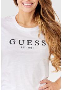 Guess - GUESS Biały t-shirt damski z czarnym logo. Kolor: biały. Materiał: bawełna. Długość rękawa: krótki rękaw. Wzór: nadruk #3
