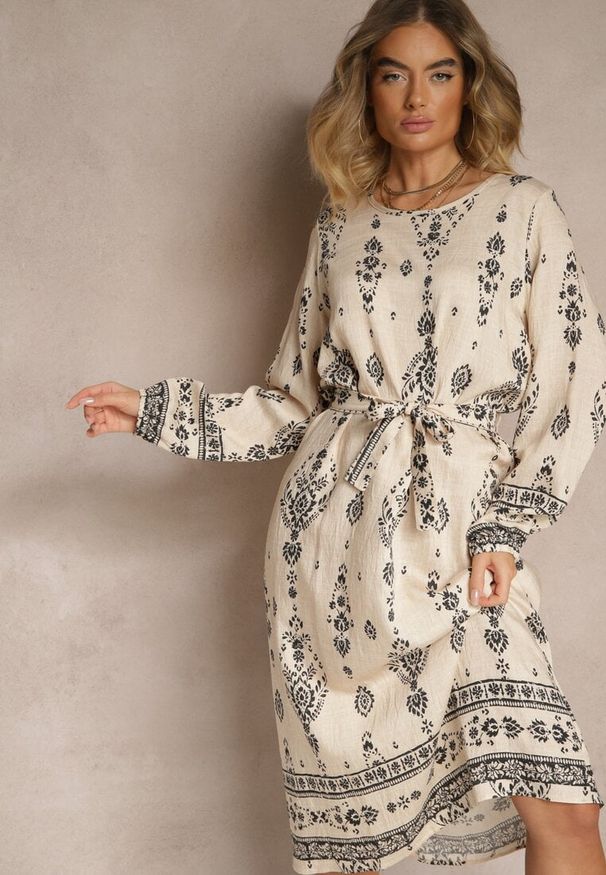 Renee - Jasnobeżowa Pudełkowa Sukienka Boho w Etniczne Wzory z Paskiem Lisalenea. Okazja: na co dzień. Kolor: beżowy. Długość rękawa: długi rękaw. Sezon: lato. Styl: boho