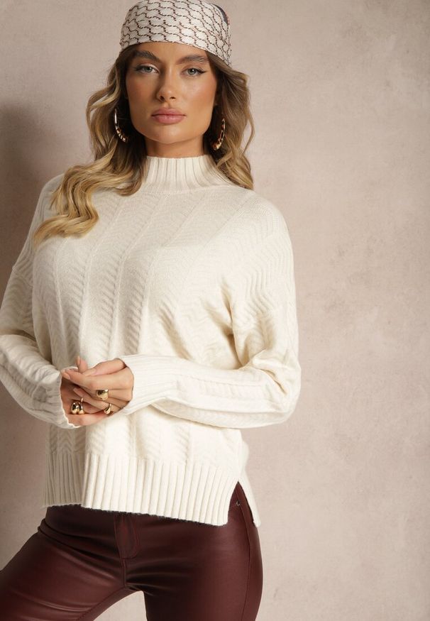 Renee - Jasnobeżowy Sweter Półgolf z Ozdobnym Tłoczeniem Porttis. Kolor: beżowy. Sezon: zima