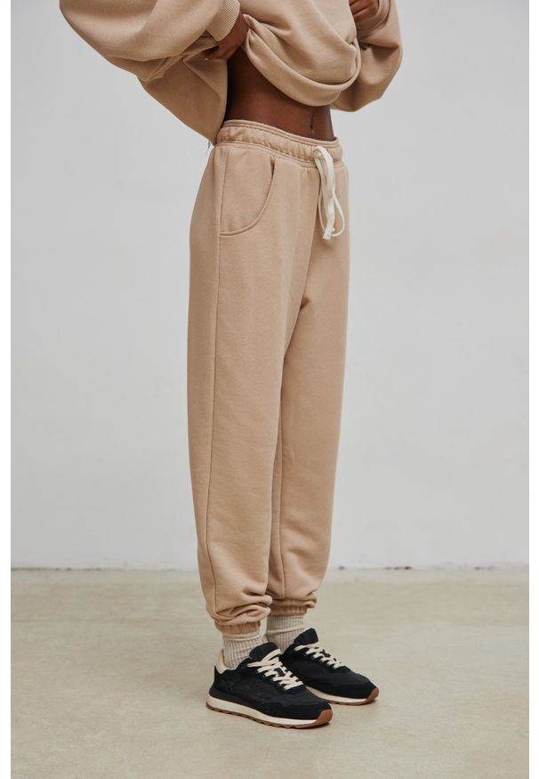 Marsala - Spodnie dresowe typu jogger w kolorze CLASSIC BEIGE - DRIPS-XS. Stan: podwyższony. Materiał: dresówka. Styl: elegancki