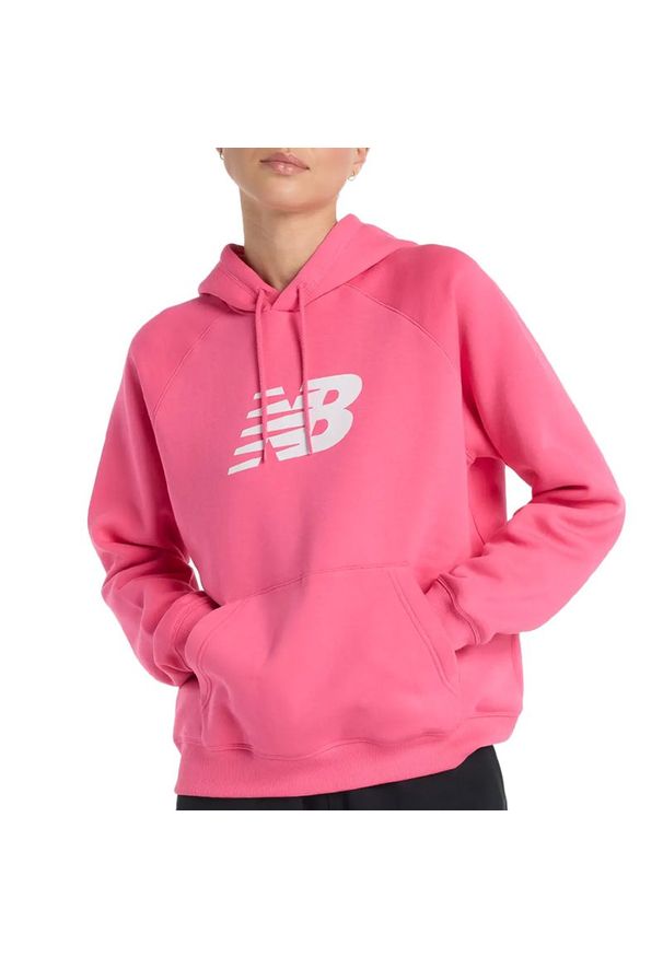 Bluza New Balance WT43524DAB - różowa. Okazja: na co dzień. Typ kołnierza: kaptur. Kolor: różowy. Materiał: bawełna, poliester, prążkowany. Styl: klasyczny, casual