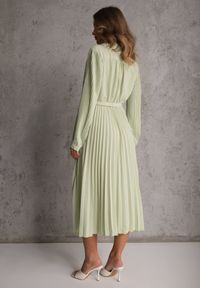 Renee - Zielona Koszulowa Sukienka z Plisowanymi Zdobieniami i Paskiem z Klamrą Efrivelle. Okazja: na co dzień. Kolor: zielony. Długość rękawa: długi rękaw. Wzór: aplikacja. Typ sukienki: koszulowe. Styl: casual, elegancki, klasyczny #4