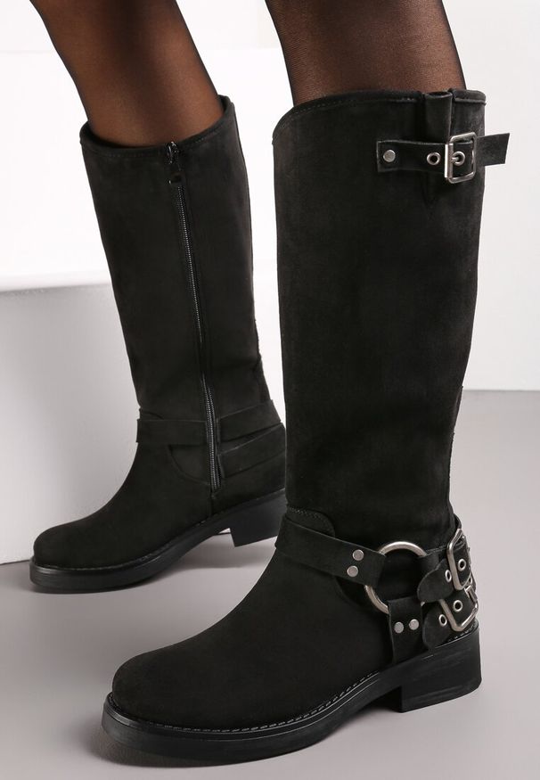 Renee - Czarne Kozaki Bikery z Ekoskóry z Ozdobnym Paskiem z Klamrą Marvita. Zapięcie: klamry. Kolor: czarny