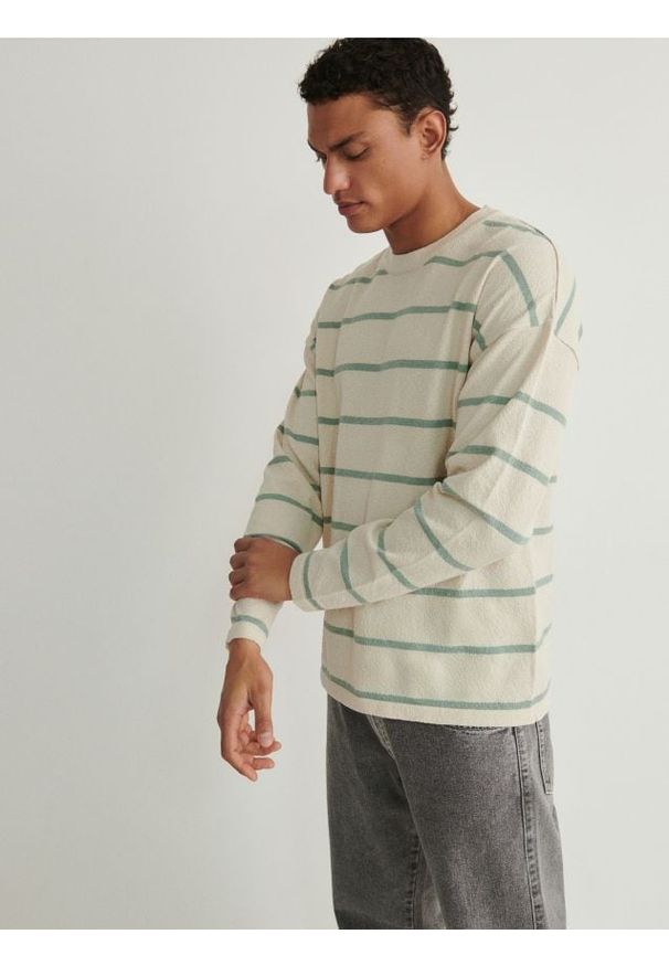 Reserved - Sweter w paski - jasnozielony. Kolor: zielony. Materiał: dzianina. Wzór: paski