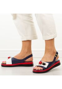 Granatowe skórzane sandały damskie Jezzi 18-50. Okazja: na co dzień, na spacer. Kolor: beżowy. Materiał: skóra. Wzór: geometria, aplikacja. Sezon: wiosna, lato. Styl: casual, elegancki #1