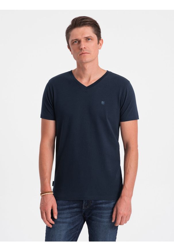Ombre Clothing - T-shirt męski V-NECK z elastanem - granatowy V2 - Rozmiar: M. Typ kołnierza: dekolt w kształcie V. Kolor: niebieski. Materiał: elastan. Długość rękawa: krótki rękaw. Długość: krótkie. Wzór: nadruk. Styl: klasyczny