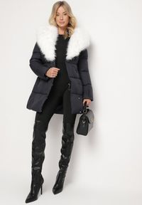 Born2be - Granatowa Pikowana Kurtka z Paskiem w Talii i Odpinanym Futrzanym Kołnierzem Edalithia. Okazja: na co dzień. Kolor: niebieski. Materiał: futro. Sezon: zima. Styl: casual, elegancki #2