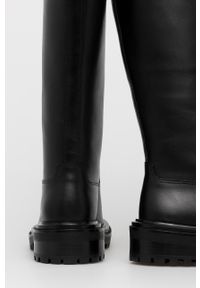 Tory Burch Kozaki skórzane damskie kolor czarny na płaskim obcasie. Nosek buta: okrągły. Kolor: czarny. Materiał: skóra. Szerokość cholewki: normalna. Obcas: na obcasie. Wysokość obcasa: niski #2