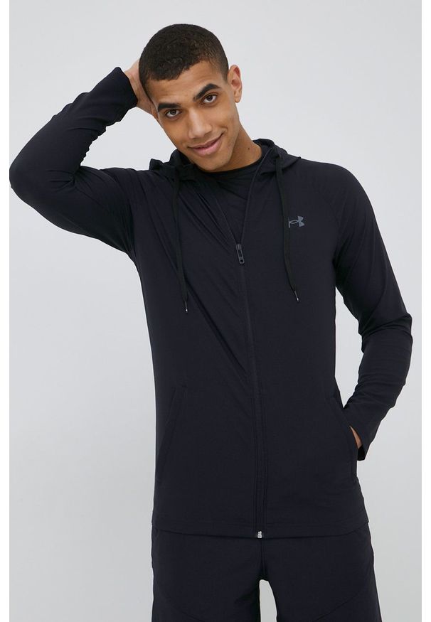 Under Armour bluza treningowa męska kolor czarny z kapturem gładka. Typ kołnierza: kaptur. Kolor: czarny. Materiał: materiał. Długość rękawa: raglanowy rękaw. Wzór: gładki